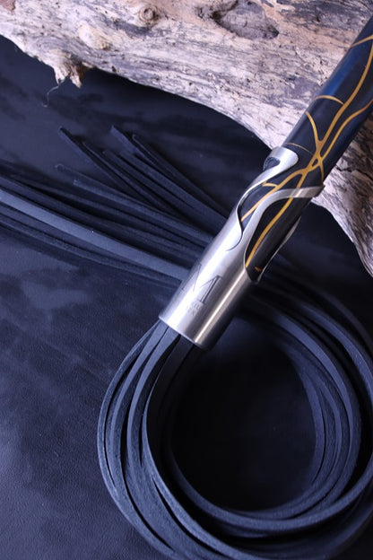 Flogger mit dreifach eloxiertem Griff und 20 Riemen Fettleder