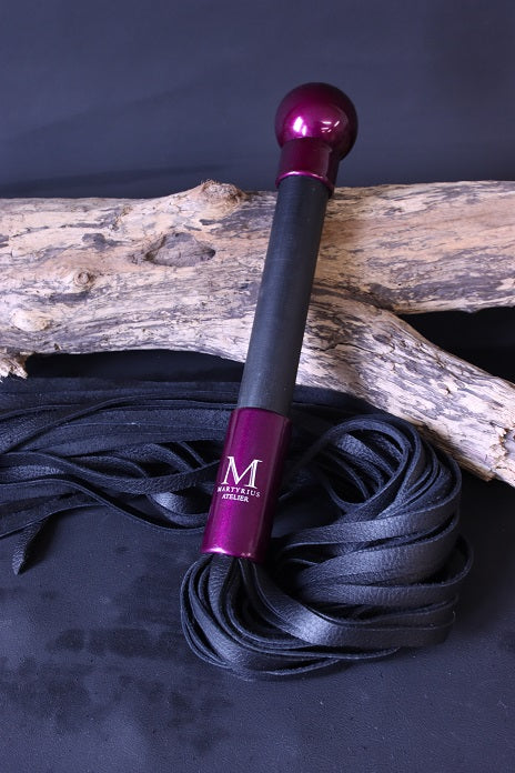 Flogger mit Griff aus Designholz ,Candy Lila Hülse und weichem Elchleder