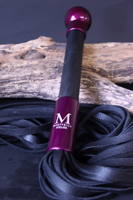 Flogger mit Griff aus Designholz ,Candy Lila Hülse und weichem Elchleder