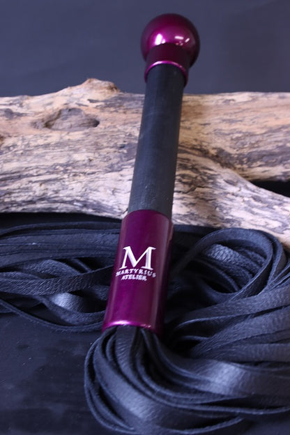 Flogger mit Griff aus Designholz ,Candy Lila Hülse und weichem Elchleder