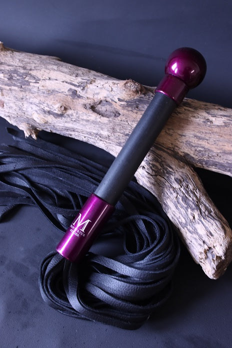 Flogger mit Griff aus Designholz ,Candy Lila Hülse und weichem Elchleder