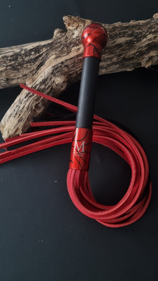 Flogger mit Rot / Schwarz eloxiertem Griff