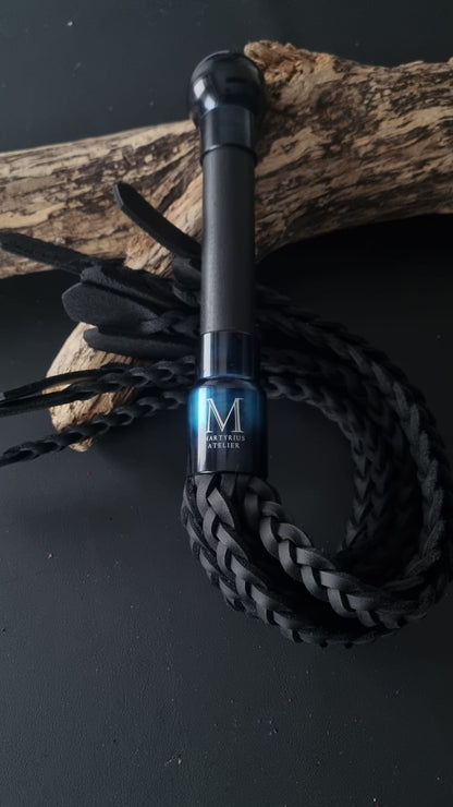 Flogger mit 9 flach geflochtenen Tails