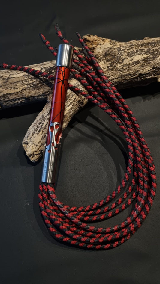 Flogger mit Rot / Schwarz Eloxiertem Griff und 9 Paracord Tails