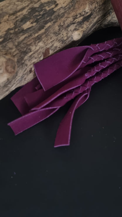 Flogger mit 9 geflochten Tails aus Velourleder und Griff aus Amaranth Holz