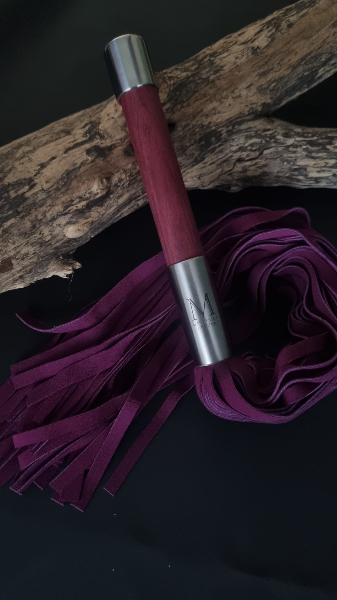 Flogger aus Veloursleder und Griff aus Amaranth Holz