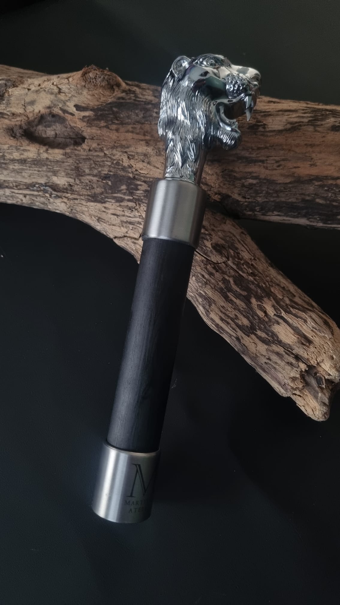 Griff für Wechselsystem mit Löwenkopf und schwarzem Designholz