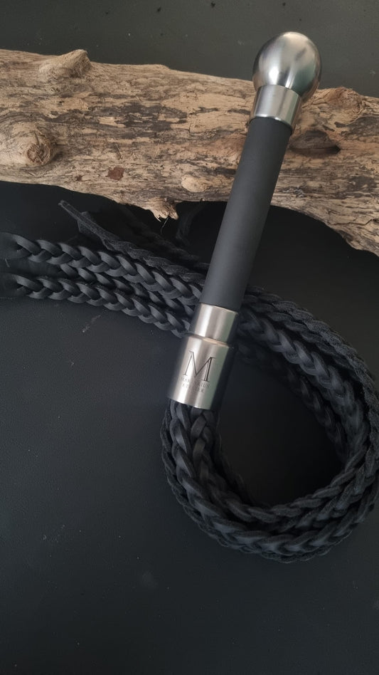 Flogger mit 9 geflochtenen Tails aus Fettleder und Lederbezogenen Griff