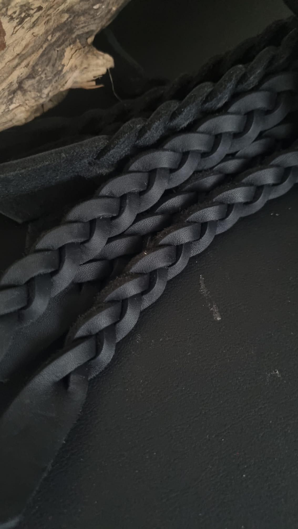 Flogger mit 9 geflochtenen Tails aus Fettleder und Lederbezogenen Griff