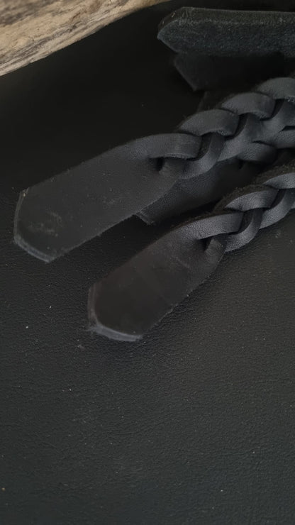 Flogger mit 9 geflochtenen Tails aus Fettleder und Lederbezogenen Griff