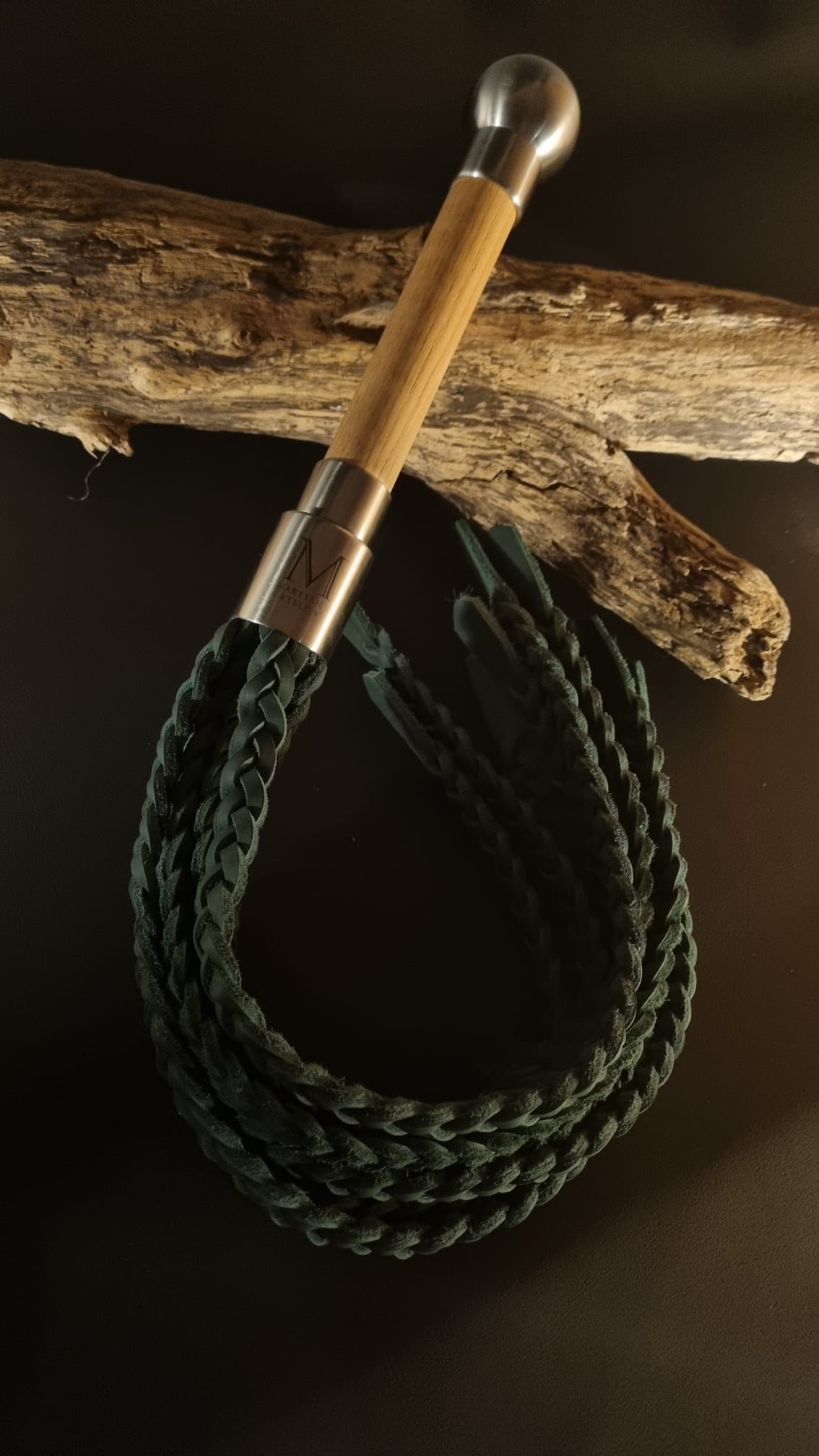 Flogger mit 9 geflochtenen Tails aus Fettleder und Griff aus Kastanien Holz