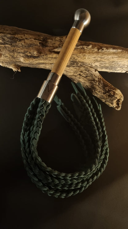 Flogger mit 9 geflochtenen Tails aus Fettleder und Griff aus Kastanien Holz