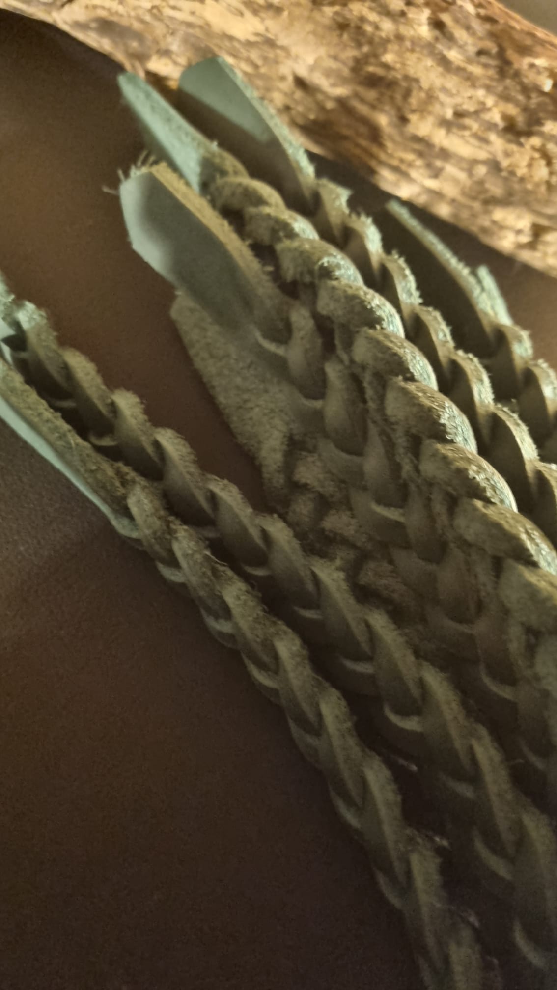 Flogger mit 9 geflochtenen Tails aus Fettleder und Griff aus Kastanien Holz