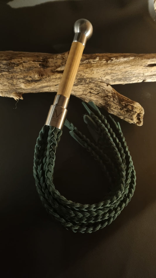 Flogger mit 9 geflochtenen Tails aus Fettleder und Griff aus Kastanien Holz