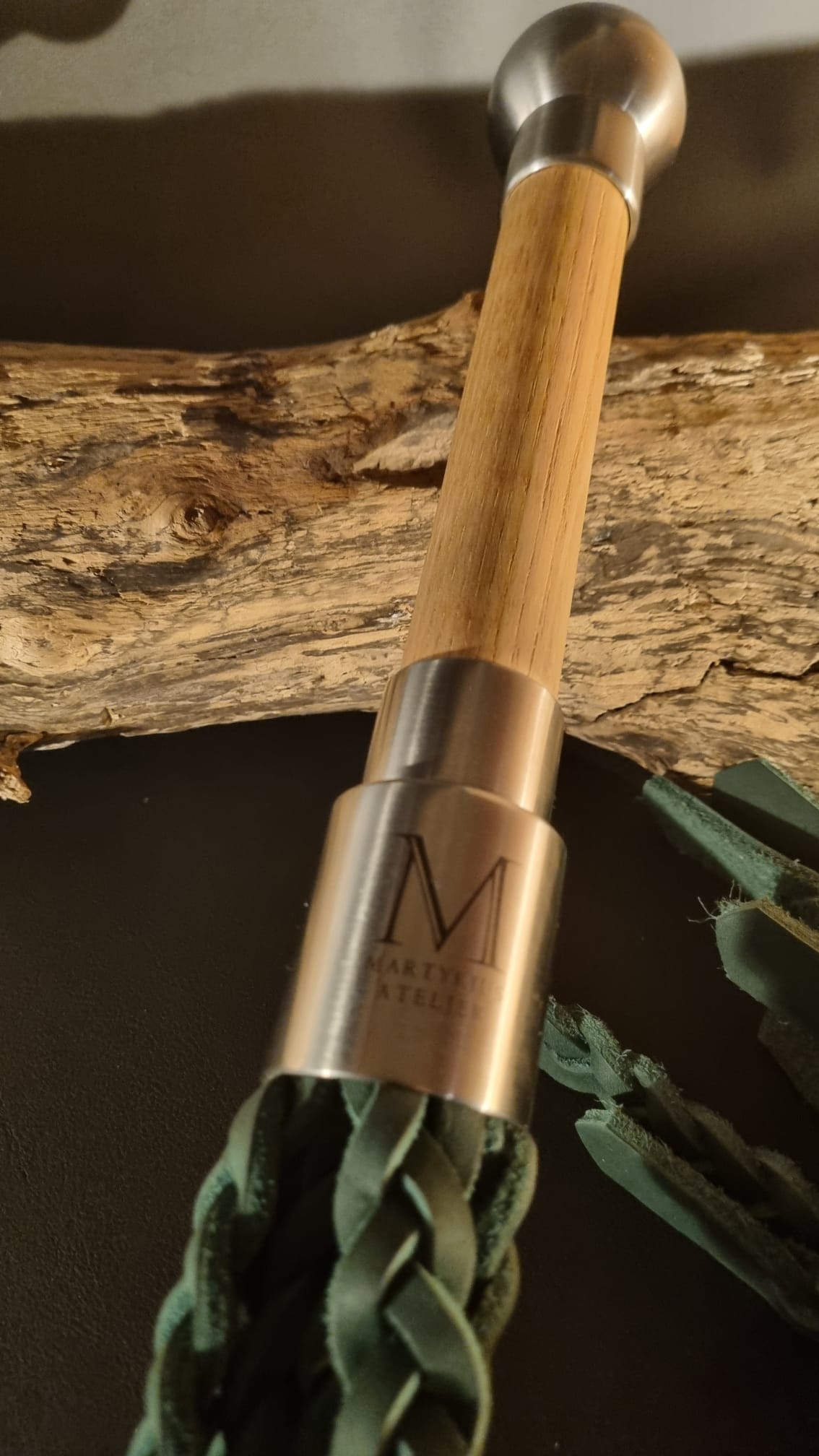Flogger mit 9 geflochtenen Tails aus Fettleder und Griff aus Kastanien Holz