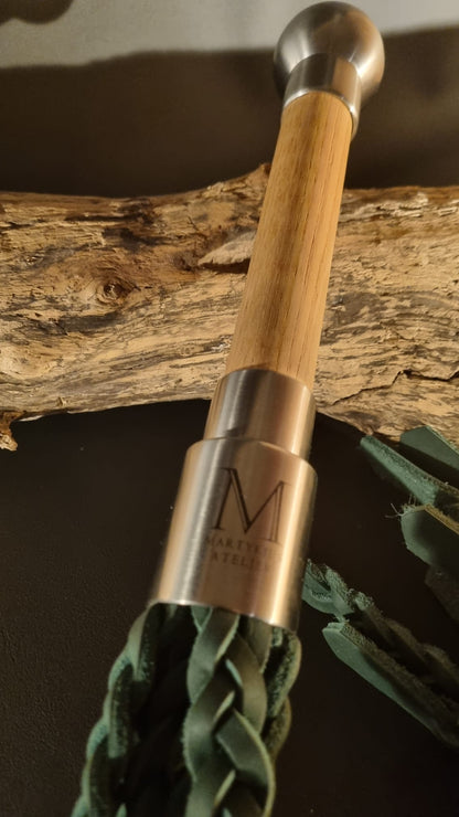 Flogger mit 9 geflochtenen Tails aus Fettleder und Griff aus Kastanien Holz