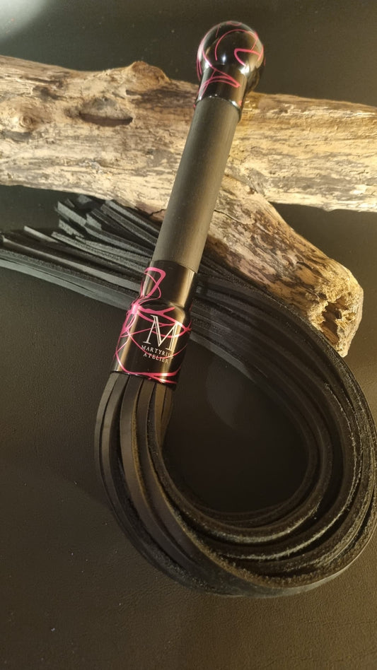 Flogger mit Pink / Schwarz eloxiertem Griff