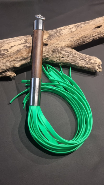 Glow in the Dark Flogger – Fluoreszierende Biothane trifft auf Holz & Epoxidharz