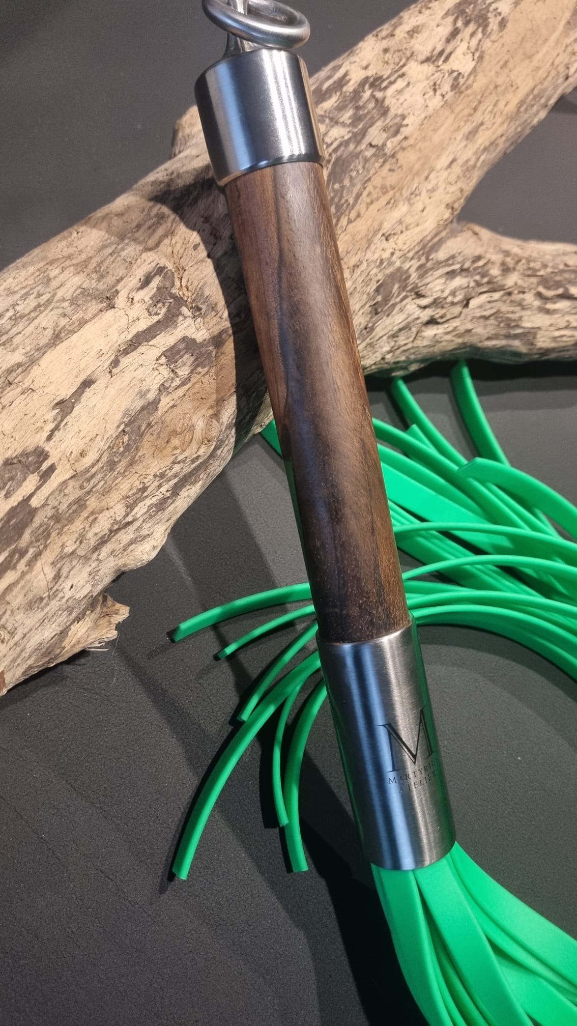 Glow in the Dark Flogger – Fluoreszierende Biothane trifft auf Holz & Epoxidharz