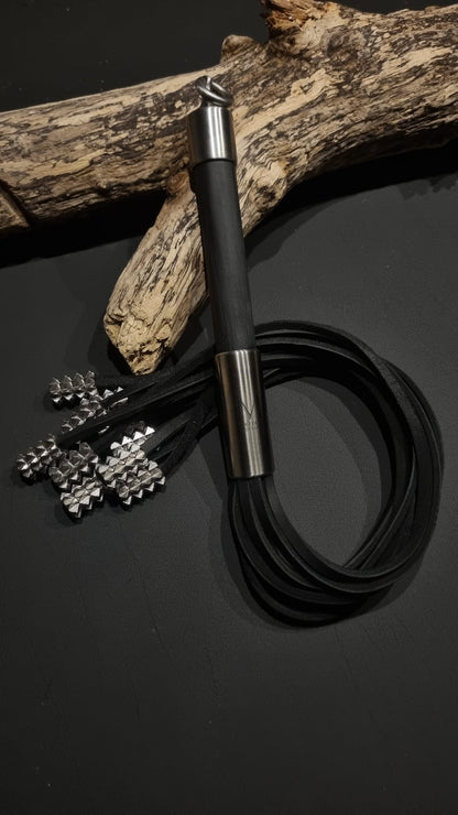 Flogger mit 10 Tails aus Fettleder , Griff aus schwarzem Designholz und Metallenden
