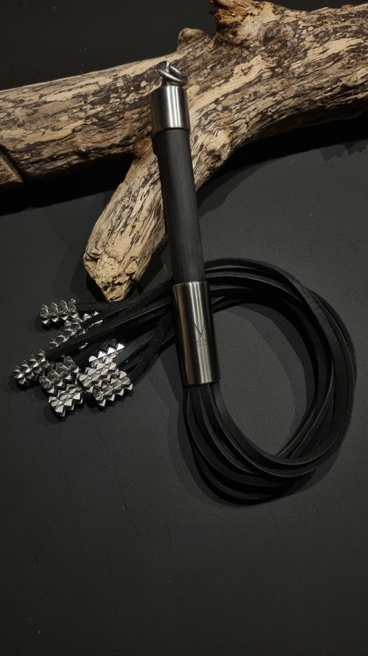 Flogger mit 10 Tails aus Fettleder , Griff aus schwarzem Designholz und Metallenden