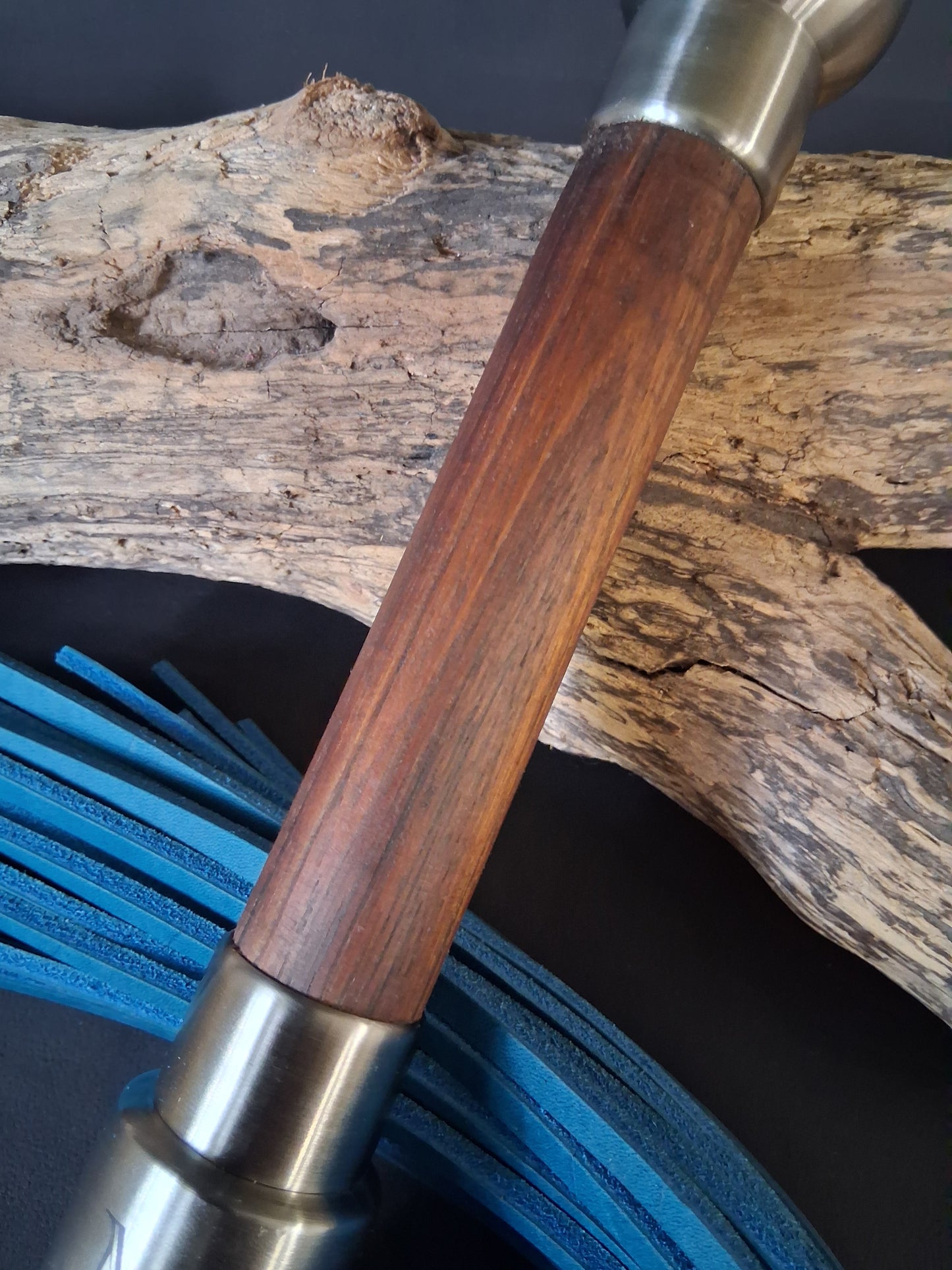 Flogger mit Griff aus Eukalyptus Holz