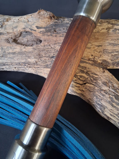 Flogger mit Griff aus Eukalyptus Holz
