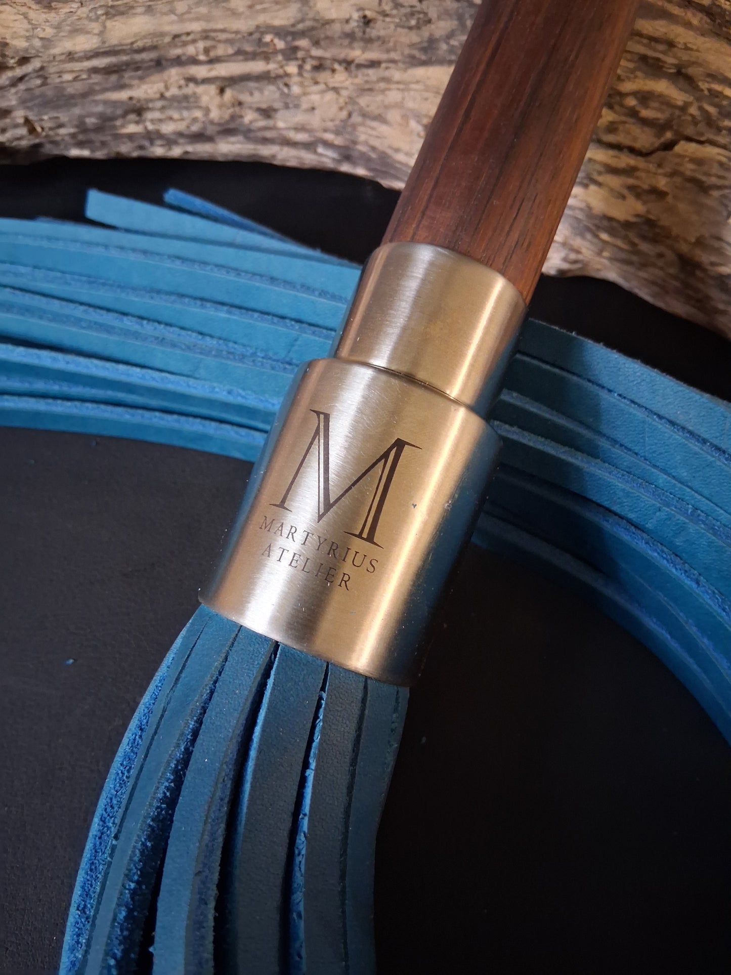 Flogger mit Griff aus Eukalyptus Holz