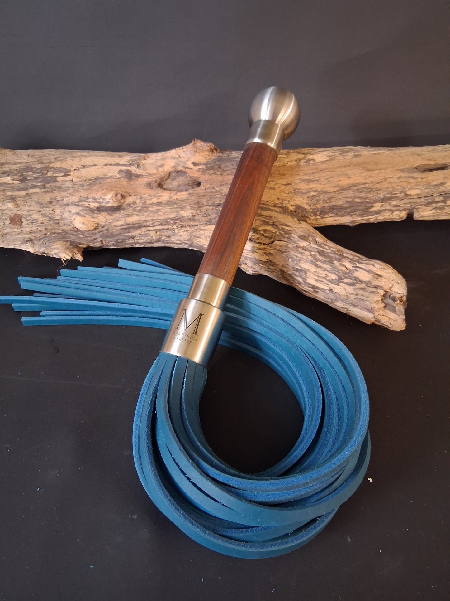 Flogger mit Griff aus Eukalyptus Holz